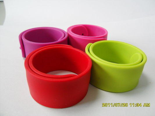 Pink / Green / Red / Blue Custom Rubber Silicone Bracelets Wristbands For Kids