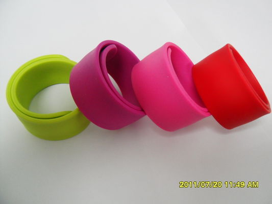 Pink / Green / Red / Blue Custom Rubber Silicone Bracelets Wristbands For Kids